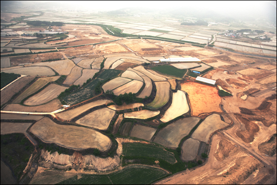 경북 예천군 풍양면 일대 다락논 근처에는 농지리모델링 사업으로 준설토가 적치되어 있다.

