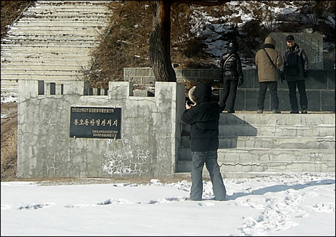 봉오동 반일전적지 기념비. 이곳에서 조금 더 올라가면 도문시민이 식수원으로 사용하는 봉오저수지가 있습니다. 
