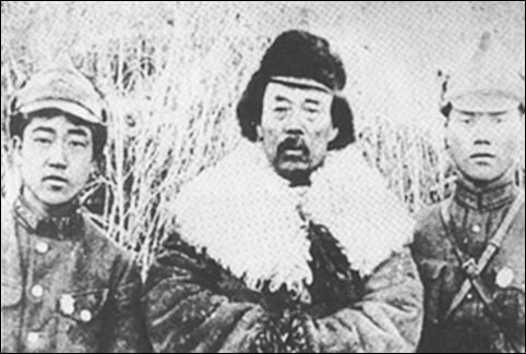부하들과 함께(가운데가 홍범도 장군). ‘신출귀몰하다’는 일본군들 입에서부터 나왔다고 합니다. 
