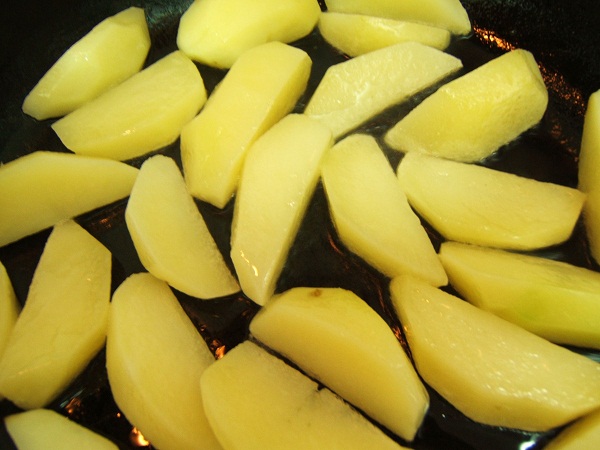 설컹하게 감자를 삶아서 팬이나 오븐에 굽는다. 올리브유와 소금,파슬리가루를 섞어서 감자와 함께 버무려서 구워도 되지만, 감자 위에 솔로 기름 바르듯이 해도 된다.