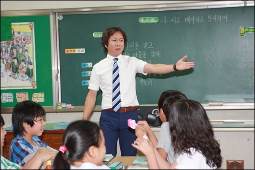  도원초 스카프반 김효근 선생님이 배려에 대한 학부모 참관수업을 진행하고 있다.