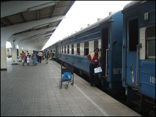 동아프리카를 잇는 타자라 기차. 중국에서 차관하여 1975년 완공되었다.