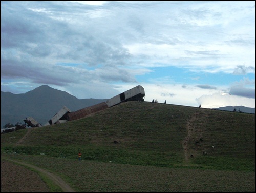 언덕 능선으로 기차가 전복되어 있는 모습.