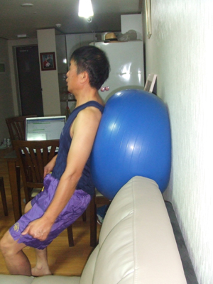  짐볼이 수축, 팽창하면서 지탱하는 다리근육에 운동효과를 배가시킨다.