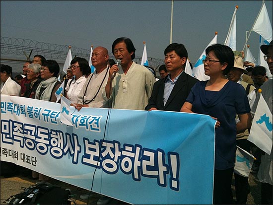  [통일대교 남단] 이광석 전국농민회 총연맹 의장은 "북한의 식량난에 국제사회가 나서고 있는데, 정작 정부는 민간의 식량지원도 막고 있다"며 "정부는 화해와 평화 통일의 길로 나서라"고 촉구했다.