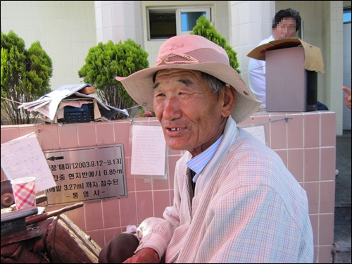 통영항에서 51년 째 칼과 톱을 갈며 살아온 강갑중 노인