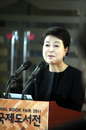 김윤옥 여사가 도서전 개막식에서 축사를 하고 있다.