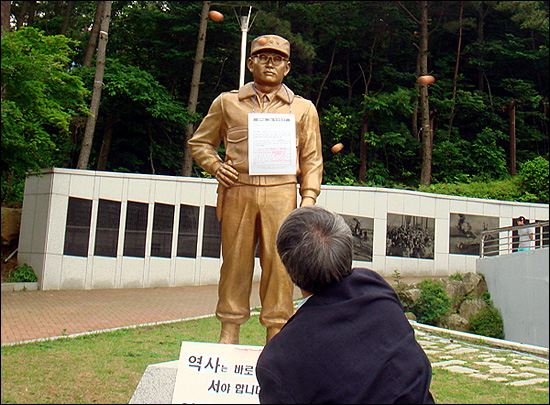 거제시민연대는 6월 15일 오후 거제포로수용소 유적공원에 있는 '친일파' 김백일 장군 동상 철거를 촉구하는 기자회견을 연 뒤 계란을 투척했다.