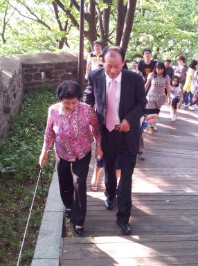 6월11일 토요일, 친정부모님이 남산 팔각정으로 향하는 계단을 오르고 있다.