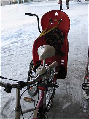 동거나 결혼을 해 아이가 있는 대학생들은 자전거 뒷좌석에 부착된 유아용 시트 등에 아이를 태워 등교하기도 한다. 핀란드에서는 이외에도 세 발로 된 장애인용 자전거 등 기발한 여러 가지 자전거들을 볼 수 있다.