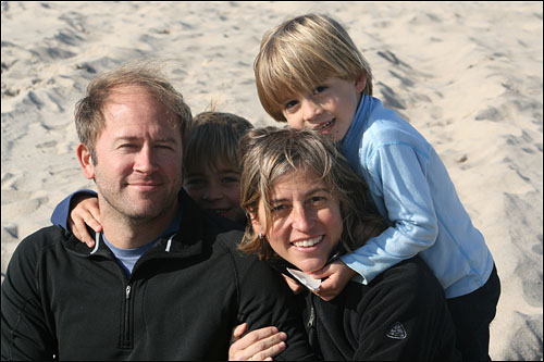 왼쪽이 에이미의 파트너 피터 그리고 두 아들과 에이미 본인