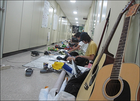본관건물에서 한쪽에 기타를 세워두고 시험공부에 열중하는 서울대 학생들.