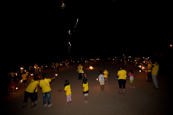 둘째 날 저녁, 나홀로 입학생들은 운동장에 모여 캠프파이어를 하며 추억을 만들었다.
