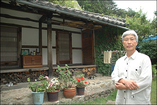  최정규 시인은 통영시 광도면 우동리에 있는 집에서 사는데, 전통적인 시골 풍경이다.