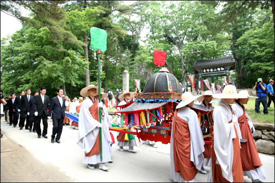  대장경 발원 1000년을 기념하고 100일 앞으로 다가온 '2011 대장경 천년 세계문화축전' 성공 개최를 기원하는 대장경 이운행렬 첫날 행사가 18일 경남 합천 해인사에서 진행됐다.