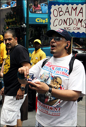 뉴욕 맨해튼 타임스스퀘어에서 '오바마 콘돔'을 팔고 있는 호세 안듀하씨.