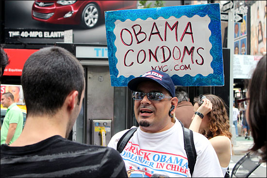 호세 안듀하씨는 1년 6개월 전부터 뉴욕 맨해튼 타임스스퀘어에서 '오바마 콘돔', '매케인 콘돔', '페일린 콘돔' 등을 팔고 있다. 뉴욕 경찰은 그가 허가를 받지 않았다며 3차례에 걸쳐 체포했다.