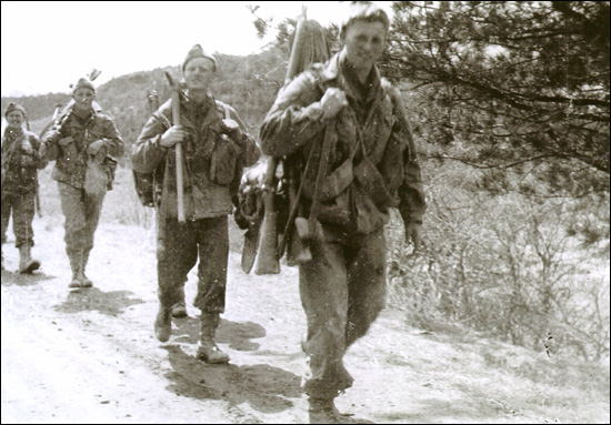 1950년 한국전쟁 중  해리 스파이서, 오른쪽 앞