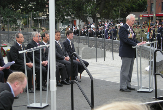 해리 스파이서 연설 중, 2010년 호주 뉴사우스 웨일스 주 한국전쟁기념비 제막식 중 