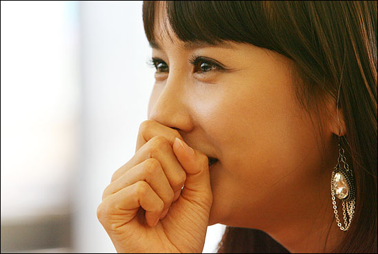  16일 오후 서울 압구정동의 한 카페에서 tvN드라마 로맨스가 필요해에 출연 중인 배우 조여정이 오마이뉴스와 인터뷰를 하며 미소를 짓고 있다. 