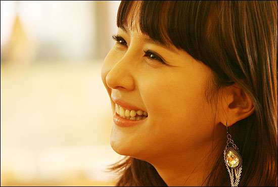  16일 오후 서울 압구정동의 한 카페에서 tvN드라마 로맨스가 필요해에 출연 중인 배우 조여정이 오마이뉴스와 인터뷰를 하며 웃고 있다.