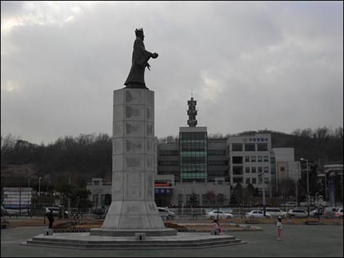 경기도 구리시 교문동의 경관광장에 있는 광개토태왕 동상. 
