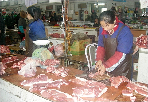 정육점 아주머니가 고기를 써는 자세를 취하고 있습니다. 쇠고기, 돼지고기, 양고기 등을 팔더군요.
