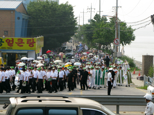 여주읍 강변로를 따라 참가자들이 가두행진을 벌였다