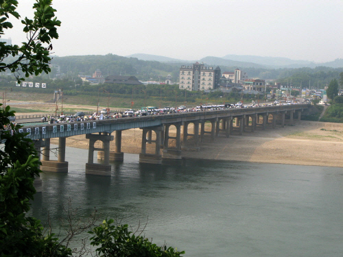 남한강 여주 연인교(구.여주교)를 건너 신륵사 쪽으로 행진하는 참가자들