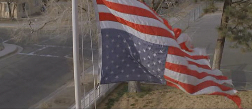  처음과 끝에 깃발을 내려 다시 거는 장면을 배치한 폴 해기스, 영화의 엔딩에 감독의 의도가 녹아있다.