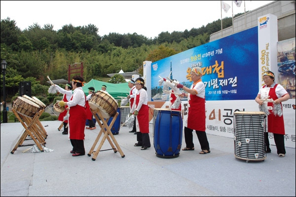 평균 나이 68세 노인들이지만 공연은 힘에 넘쳐 난다.