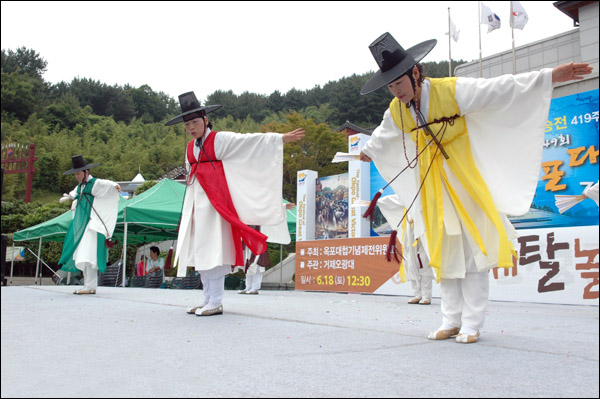 거제 폐왕성(둔덕기성)에 유폐되었다가 억울한 죽음을 당한 고려 18대 왕 의종을 기리는 시나위 춤.