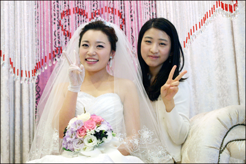 결혼식, 밝게 웃고 있는 옥진이와 지인 김지은(26)씨! 
