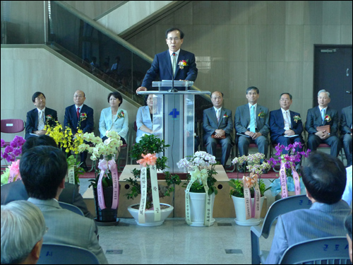 착공식에서 인사말을 하는 김민철 군포샘병원 초대병원장