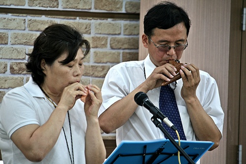 마을애 회원들의 오카리나 연주 모습