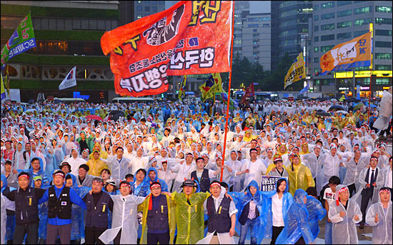 지난달 22일 오후 서울광장에서는 금융노조 조합원 1만5000명이 참석한 가운데, '전국 금융노동자 총진군대회'가 열리고 있다.