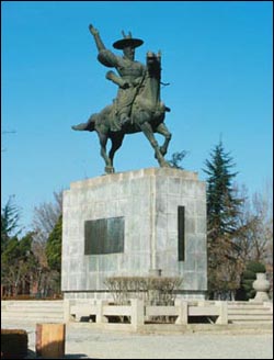 임진왜란 때의 대표적 의병장인 곽재우의 동상. 대구시 동구 효목동의 망우당공원에 있다. 
