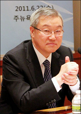 김성환 외교통상부장관이 22일 뉴욕총영사관에서 열린 동포간담회에서 참석자들의 의견을 경청하고 있다.