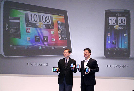 잭 통 HTC 한국법인 대표(왼쪽)와 표현명 KT 개인고객부문 사장이 23일 오전 서울 소공동 조선호텔에서 열린 기자간담회에서 4G 스마트폰 '이보4G+'와 4G 태블릿 '플라이어4G'를 소개하고 있다.