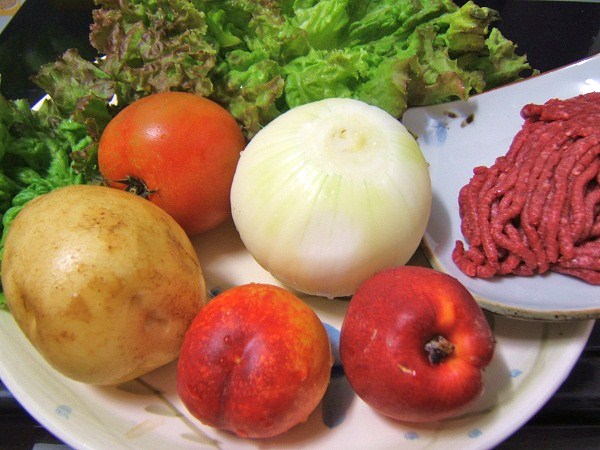 상추를 이용한 프리타타. 토마토나 천도 복숭아 같은 색깔 고운 과일, 소고기 간 것, 감자와 양파 등 집에 있는 재료를 활용해서 만든다.