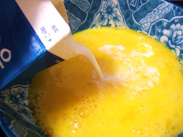 계란을 풀고 우유를 한 스푼 정도만 넣어준다. 소금으로 살짝 간한다.