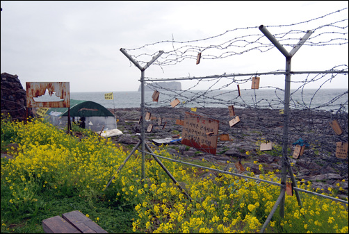 뒤에 보이는 천막이 '중덕사'다. 2009년 이후 강정마을 해군기지 반대 투쟁의 구심이 되었던 장소다.