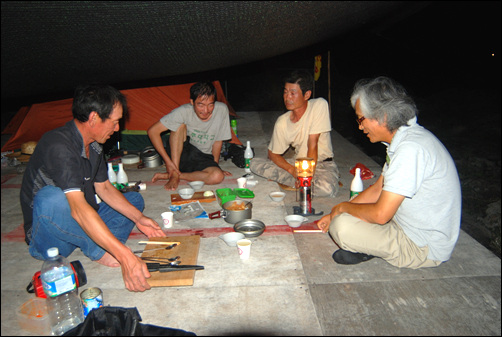 2009년 중덕에 천막이 처음 세워지고나서 사람들이 모여 막걸리를 마시는 모습이다. 가장 오른쪽이 양윤모 전 회장, 그 다음이 김종환씨.