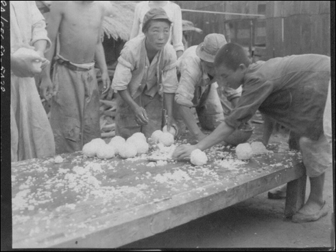 1950. 7, 29. 주먹밥을 만들어 군인들에게 나눠주는 마을 소년들.
