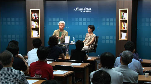 정신과 전문의 정혜신 박사와 이명수 마인드프리즘 대표가 22일 서울 상암동 오마이뉴스 스튜디오에서 열린 <홀가분> 출간기념 저자와의 대화에서 나를 응원하는 심리처방전에 대해 강연하고 있다.