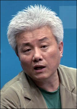 '마인드 프리즘' 이명수 대표가 22일 서울 상암동 오마이뉴스 스튜디오에서 열린 <홀가분> 출간기념 저자와의 대화에서 나를 응원하는 심리처방전에 대해 강연하고 있다.