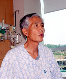 한국영화평론가협회 양윤모 전 회장이 감옥에서 나온 후 제주대학병원에서 치료를 받고 있다. 