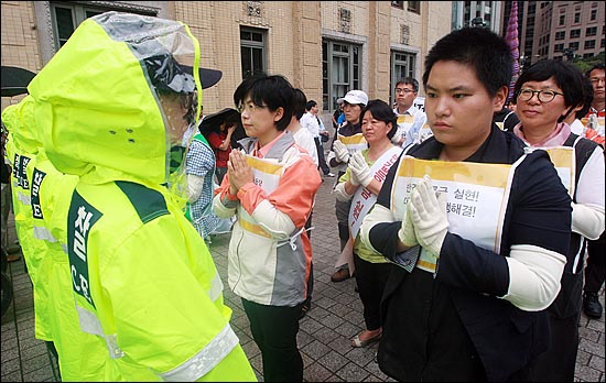 경찰들이 세종로네거리 동아일보사앞에서 삼보일해 행렬을 저지하고 있다.