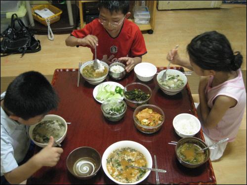  우리 아이들은 장어국이라면 자다가도 벌떡 일어난다. 특히 큰 아이는 두 그릇은 기본이다. 