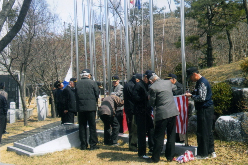 여주읍 영월루공원의 6.25참전 기념비의 대한민국과 UN군 16개국 국기가 훼쇤되어 바꿔달고 있다